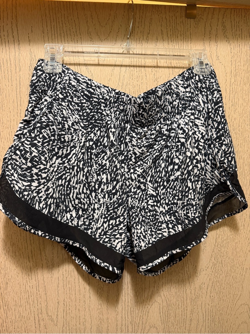 Athleta Black & White Printed Women's Shorts